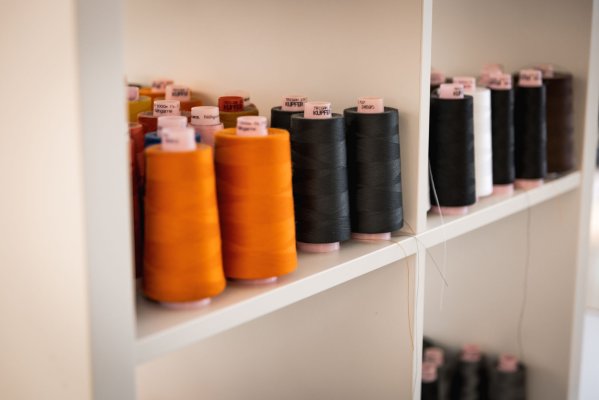 Outfit Hacks im Sitzen – So passt du Mode an deine Bedürfnisse an - Outfit Hacks im Sitzen – So passt du Mode an deine Bedürfnisse an